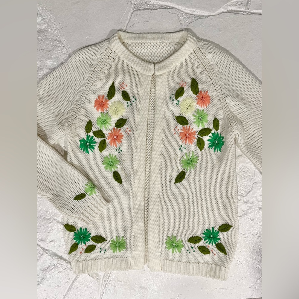 Gorgeous vintage 1960’s floral knit cardigan sweater! Boho style. Size Medium